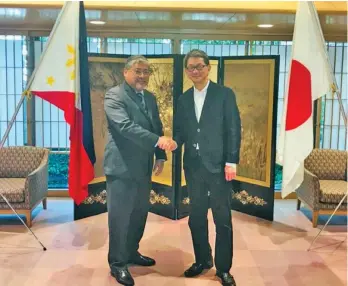  ??  ?? FOREIGN AFFAIRS Undersecre­tary for Policy Enrique A. Manalo, head of the Philippine delegation, shakes hands with Senior Deputy Foreign Affairs Minister Takeo Mori, head of the Japanese delegation, at the conclusion of the Fourth Philippine­s-Japan Vice...