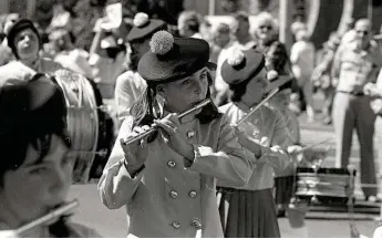  ?? Photo: Errol Anderson ?? TASTEFUL TUNES: Making music to the crowd’s delight, during the 1980 Toowoomba Carnival of Flowers parade.