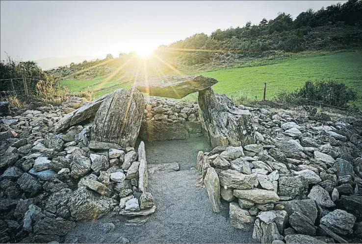  ?? XAVIER MONSALVE ?? Los últimos rayos del sol iluminan el dolmen, ahora desde una perspectiv­a frontal, y bajo cuyo suelo han aparecido más de 4.000 piezas, entre restos de huesos y de objetos