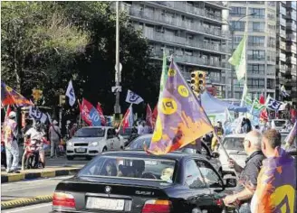  ??  ?? SORPRESA . La última encuesta del año de Equipos Consultore­s muestra un retroceso significat­ivode adhesiones­para el partido de gobierno.