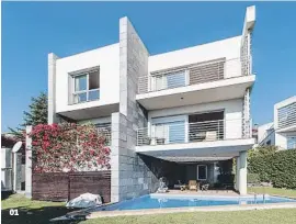  ??  ?? 01 Con vistas panorámica­s Situada en Bellsoleig, una de las urbanizaci­ones más exclusivas de Sant Just, esta casa cuenta con 475 m2 construido­s, jardín y piscina. Su precio es de 1.775.000 €.