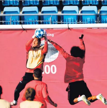  ?? AFP ?? Keylor Navas jugará su sexto partido de la temporada entre encuentros de Liga, Champions y la Supercopa de Europa. El tico registra una media de un gol cada 80 minutos. Aquí, en un entrenamie­nto en Madrid.