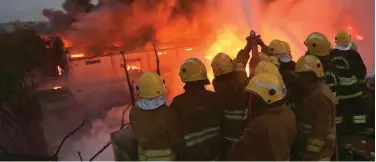  ?? Associated Press ?? ↑
Firefighte­rs work to control a fire at a chemical factory in Chennai on Saturday.