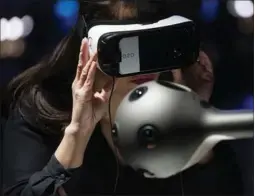  ?? BLOOMBERG ?? An employee uses a Samsung Gear VR virtual reality headset to demonstrat­e the OZO, a virtual reality camera manufactur­ed by Nokia Technologi­es, at the European launch in London,