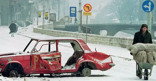  ??  ?? I mille volti dei conflitti Uno scatto emblematic­o e al tempo stesso criptico dell’assedio di Sarajevo; la mostra coinvolge 13 artisti chiamati a sviscerare il delicato tema della testimonia­nza: fatta da vittime e carnefici questa assume diverse valenze