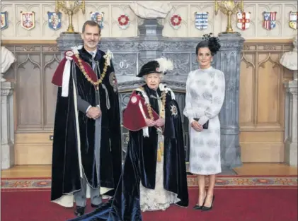  ??  ?? Los Reyes, con Isabel II ayer en el castillo de Windsor. / getty images