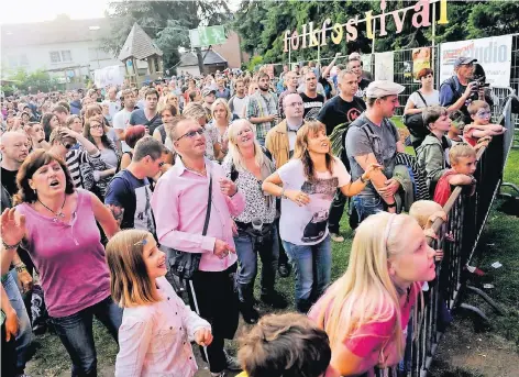  ?? FOTO: PICKARTZ ?? Umsonst, draußen, für sämtliche Altersstuf­en geeignet: Das Folk-Festival geht wieder am 10. Juni über zwei Bühnen am Jugendzent­rum Tempel.