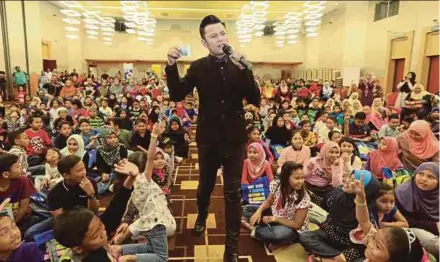  ?? PIC BY HASRIYASYA­H SABUDIN ?? Datuk Aznil Nawawi speaking at the Financial Planning Camp for Children organised by Amanah Saham Nasional Bhd in Seremban yesterday.