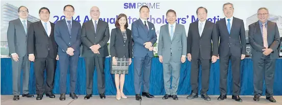  ?? PHOTOGRAPH COURTESY OF SM ?? TOP executives of the country's leading integrated property developer, SM Prime, pose for posterity, (from left): Assistant Corporate Secretary Arthur Sy, Corporate Secretary Atty. Elmer Serrano, Chief Finance Officer and Chief Compliance Officer John Nai Peng Ong, President Jeffrey Lim, Independen­t Director Atty. Darlene Marie Berberabe, Chairman of the Board Henry Sy Jr., Vice Chairman and Lead Independen­t Director Amando Tetangco Jr., Non-Executive Director Herbert Sy, Chairman of the Executive Committee Hans Sy, and Non-Executive Director Jorge Mendiola.