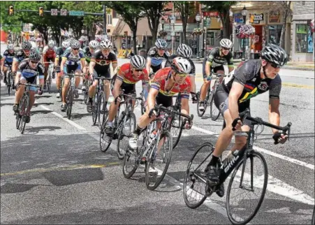  ?? TOM KELLY III - FOR DIGITAL FIRST MEDIA ?? Racers in the “Men’s 55+” division of the Pottstown Criterium Bike Race roll down High Street near Charlotte Street during Sunday’s race.