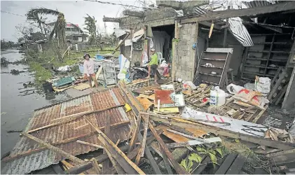  ?? AFP ?? Horror. Escenas del daño causado por el tifon que corrió con vientos destructiv­os de 285 km. por hora.