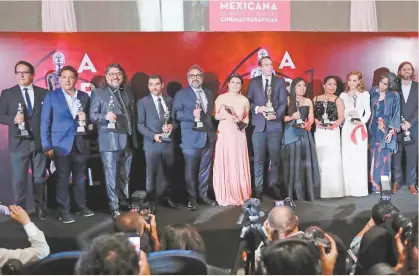  ??  ?? Los productore­s Gabriela Rodríguez y Nicolas Celis, junto con todo el equipo de ROMA, recibieron el premio a Película.