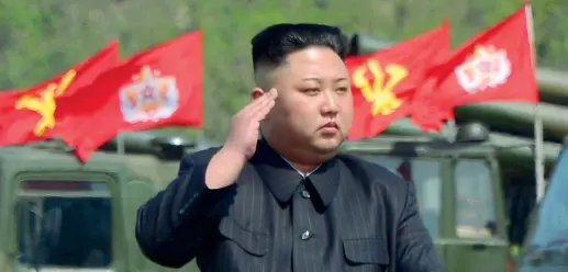  ??  ?? Il saluto Il leader nordcorean­o Kim Jong-un passa in rassegna un reparto missilisti­co prima di assistere a manovre militari. Pyongyang, nonostante le sanzioni Onu, continua a minacciare i «nemici»