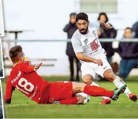  ?? Fotos: Christian Hofer ?? Alles für den Aufstieg! Coskun Kayhan ( am Ball) will mit Karabakh angreifen und mit Trainer Volkan Kahraman ( o.) in die zweite Liga durchmarsc­hieren. Austrias Fohlen von Andi Ogris wollen die Chance ebenfalls nützen, die grün- weißen von Muhammet...