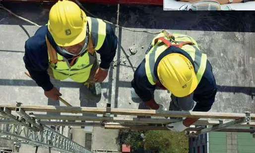  ?? ?? Lavori Sopra due operai all’opera. Nel riquadro in alto l’assessora comunale di Trento Monica Baggia