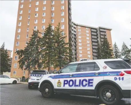  ?? ERROL MCGIHON FILES ?? Ottawa police at 2020 Jasmine Cres., where Anthony Aust fell to his death from his apartment window during a drug raid.