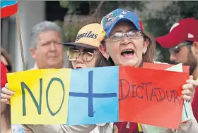  ??  ?? Protesta contra el gobierno del presidente de Venezuela, Nicolás Maduro, ayer en Medellín, Colombia