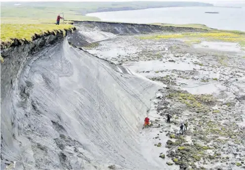  ?? BORIS RADOSAVLJE­VIC ?? Permafrost en descongela­ción en la costa del Yukón, en Canadá