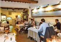  ??  ?? Il ristorante Lido, a Portoferra­io.Il proprietar­io Fabrizio Soldani mette in tavola i sapori autentici dell’Elba, in ricchi menu di pesce.