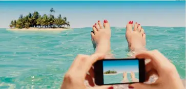  ?? ADOBE STOCK ?? L’«occhio indiscreto» dei social.
Anche le immagini delle vacanze caricate su Facebook o Instagram documentan­o attività e consumi dei cittadini