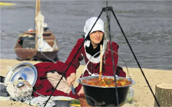  ??  ?? Ogniska na plażach można palić tylko w wyznaczony­ch miejscach. Na zdjęciu impreza z okazji zakończeni­a sezonu żeglarskie­go na Wiśle