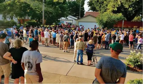  ?? PHOTO: TWITTER/@JEFF_WAGNER4 ?? SILENT TRIBUTE: A long prayer circle forms at a neighborho­od vigil for Justine Damond.