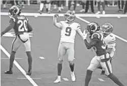  ?? KIRBY LEE/USA TODAY SPORTS ?? 49ers kicker Robbie Gould (9) follows through on a 42-yard field goal to beat the Rams as time expires on Sunday in Inglewood, Calif.