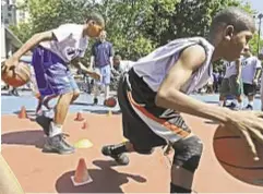  ??  ?? Anthony Davis (below) gives a high five to local youngsters, who spent their afternoon practicing their moves.