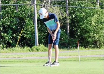  ?? JOHN BREWER - ONEIDA DAILY DISPATCH ?? Caleb Decker works his putter on the practice green at the Oneida Community Golf Club on Friday, June 15.