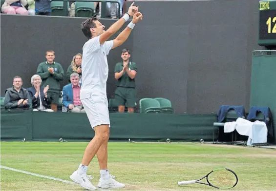  ?? AFP ?? Tiempo de festejar. Guido Pella ya dejó caer su raqueta y celebra en Wimbledon de cara a su entrenador, su preparador físico y su novia.