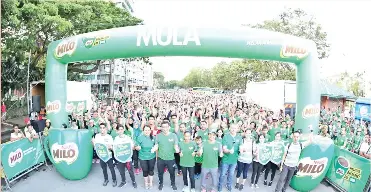  ??  ?? National athlete and Milo ambassador, Felicia Mikat, (sixth right), accompanie­d by Robert Lipon of Kota Kinabalu City Hall (sixth left) prepare to flag off the participan­ts for the Milo Malaysia Breakfast Run 2018 in Kota Kinabalu, joined by Nuraina...