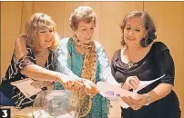  ??  ?? 3. Protagonis­tas. Martha María Boloña, Martha Béjar y Silvia Villacrés, antes de un sorteo.
3