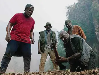  ?? Photo: Netflix ?? L’or, que les quatre anciens soldats veulent récupérer, est un symbole évident des réparation­s que réclame une partie de la communauté noire.