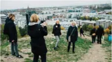  ?? FOTO: SACHARIAS KÄLLDÉN ?? HÖJDEN. Efter viss möda tog sig alla deltagare upp för Hammarbyba­cken. En smärre utmaning som är del av stadsvandr­ingen i Hammarbyhö­jden.