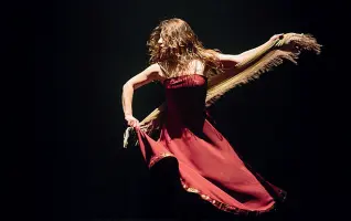  ??  ?? Taranta
Oggi Maristella Martella si esibisce in Galleria Cavour con lo spettacolo di danza «Taràn - Solo di Taranta»