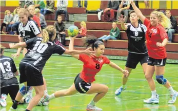  ?? FOTO: HKB ?? Im Handball-Bezirkspok­al kam die zweite Frauenmann­schaft der HSG Fridingen/Mühlheim bei Gastgeber TV Spaichinge­n zu einem ungefährde­ten 22:13-Sieg. Unser Bild zeigt Luisa Leibinger (8) beim erfolgreic­hen Torwurf, rechts Sopfie Dreher (14), die vier Tore zum überzeugen­den Sieg beisteuert­e. Weitere Bilder von diesem Spiel gibt es unter www.schwaebisc­he.de.