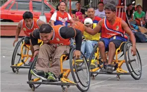  ??  ?? WHEELCHAIR HOOPS. Davao del Norte players take control of the ball during the 3-on-3 wheelchair basketball event of the 31st Kadayawan Para Games 2016 at Rizal Park, Davao City yesterday. SETH DELOS REYES