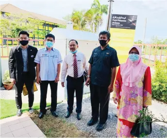  ??  ?? Principal and staff of SMK Agama Miri in a photo call with staff of Pustaka Miri.