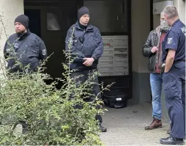  ?? BILD: PAUL ZINKEN ?? Poliser utanför flerfamilj­shuset i Berlin där Daniela Klette greps i måndags kväll.