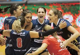  ??  ?? Las Criollas de Caguas esperan celebrar esta noche al final del partido como lo hacen aquí tras ganar un set en el partido del viernes contra las Indias en el Palacio de los Deportes de Mayagüez.