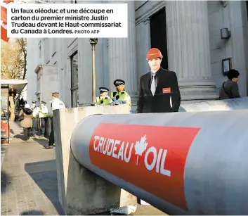  ?? PHOTO AFP ?? Un faux oléoduc et une découpe en carton du premier ministre Justin Trudeau devant le Haut-commissari­at du Canada à Londres.
