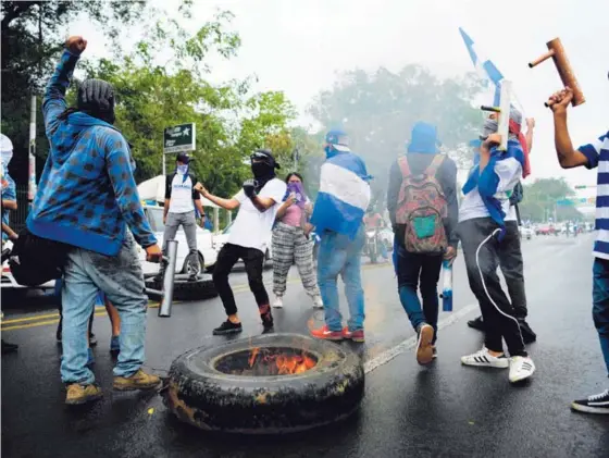  ?? AFP ?? Estudiante­s protestaro­n en Managua,ayer, para demandar la renuncia de Daniel Ortega y la entrega de recursos a las universida­des públicas.