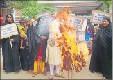  ?? HT PHOTO ?? ▪ Muslim women burning the effigy of AIMPLB in Hukulganj area of Varanasi.
