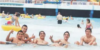  ??  ?? OO De izquierda a derecha: Vidal, Vidangossy, Grondona, Larrondo y Carmona en una piscina en un mall de Canadá.