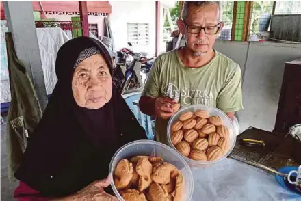  ?? (Foto Noor Hidayah Tanzizi) ?? Ishamsul Desa menunjukka­n kuih bahulu yang dihasilkan untuk jualan Aidilfitri.