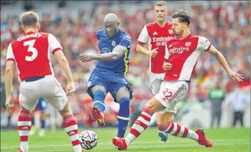  ?? REUTERS ?? Chelsea's Romelu Lukaku shoots past Arsenal's Kieran Tierney and Pablo Mari during their Premier League match on Sunday.