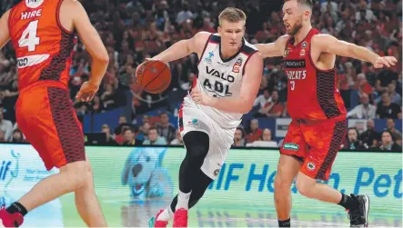  ??  ?? IN CONTROL: NBL Rookie of the Year Harry Froling (centre) of the 36ers in action against the Wildcats in Perth on Friday.