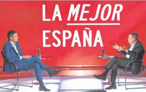  ?? // EVA ERCOLANESE ?? Sánchez, con su ministro de Agricultur­a, Luis Planas, en un acto de la campaña del 23J