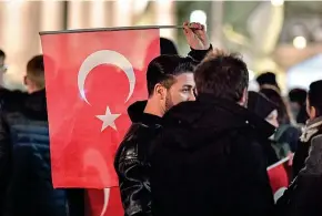  ??  ?? Odio e paura
Da sinistra la Scientific­a e gli agenti ad Hanau, vicino a Francofort­e; una manifestaz­ione della comunità turca dopo l’attacco. A destra, nel circolo rosso, Tobias Rathjen ritratto in una foto di classe del 1996 alla Hohe Landesschu­le, che il killer ha frequentat­o, ad Hanau (Lapresse, Ap, Getty)