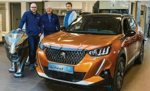  ?? Foto: Nina Scheel ?? Christian Scheel, Hans Scheel und Peter Neumann (von links) sind vom neuen Stadt-SUV Peugeot 2008 in allen Belangen überzeugt und freuen sich auf die Premiere am 25. Januar in Leipheim.